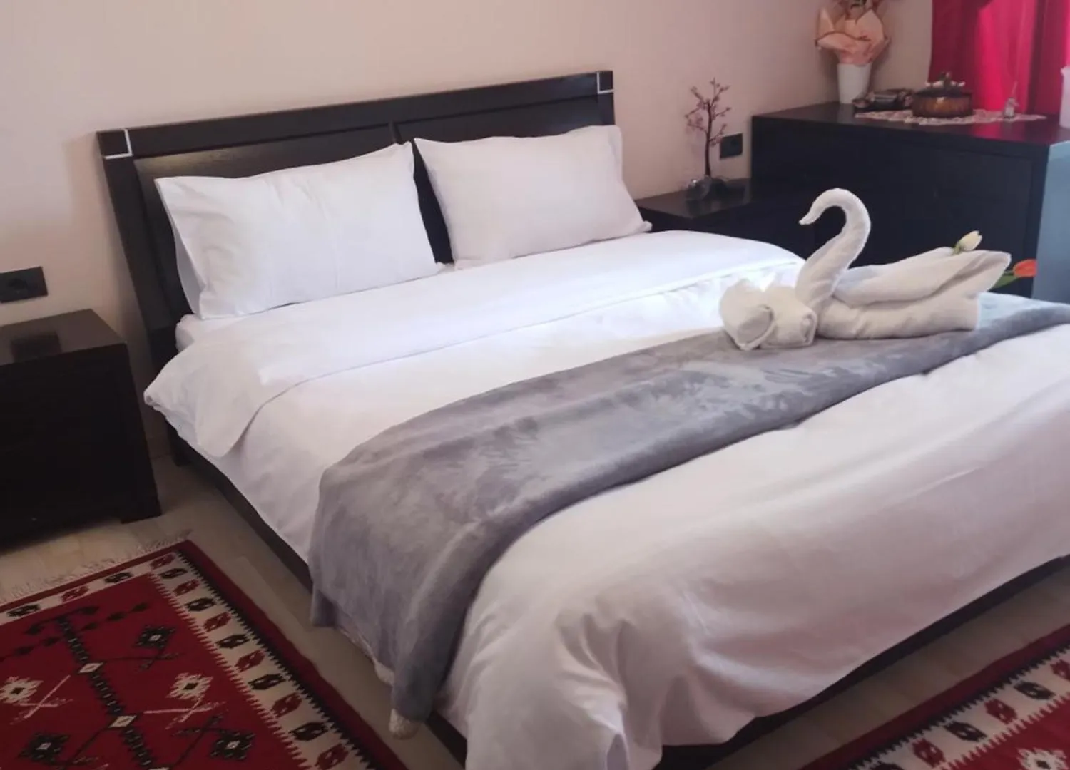 טיראנה Bora Home Albania Me Vetsherbim 24 Ore Prane Liqenit